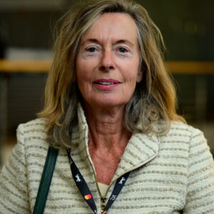 Ellen Wietstock im hellen Blazer mit Festival-Lanyard
